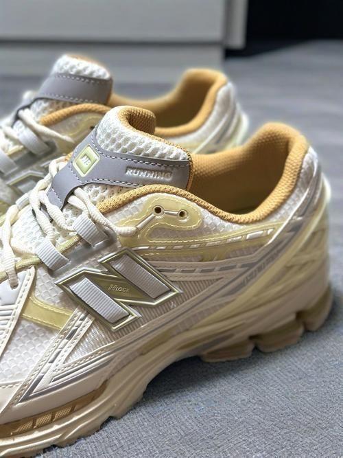 【龙年开运🐉】这双1906R穿出门被追着问!谁说新年战靴非得大红大紫?